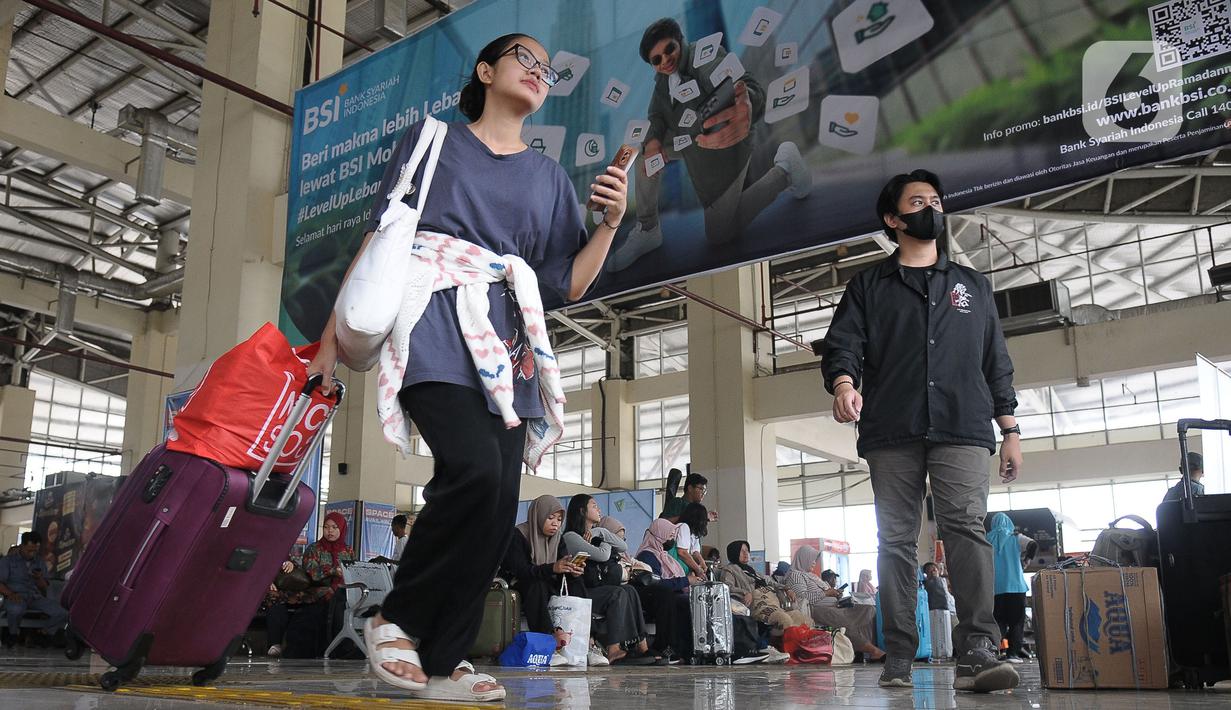 Kenaikan jumlah penumpang bus akan terus meningkat khususnya pada puncak arus mudik Lebaran 2024 yang diprediksi terjadi pada Sabtu (6/4) dan Minggu (7/4). (merdeka.com/Imam Buhori)