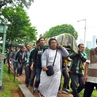 Artis senior tiga zaman, Hj. Laila Sari dimakamkan di Tempat Pemakaman Umum Karet Bivak Jakarta Selatan pada Selasa (21/11). Selain keluarga, warga sekitar, almarhumah diantarkan ke peristirahatan terakhirnya oleh ojek online. (Adrian Putra/Bintang.com)