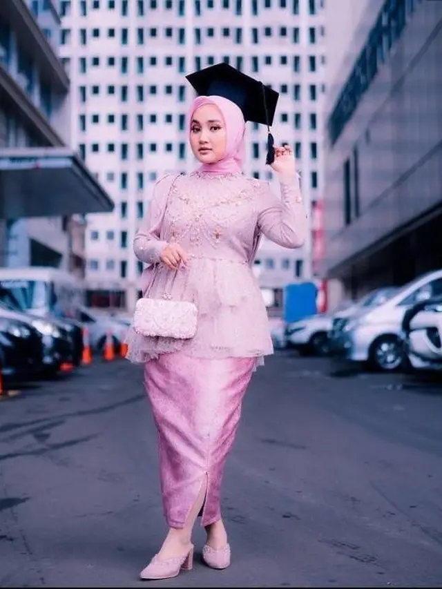 Inspirasi Model Kebaya Wisuda Sekolah Modern