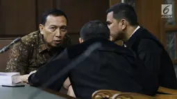 Terdakwa suap dana hibah Kemenpora ke KONI yang juga Sekjen KONI Ending Fuad Hamidy berbicara dengan kuasa hukumnya usai sidang pembacaan tuntutan di Pengadilan Tipikor, Jakarta, Kamis (9/5/2019). JPU KPK menuntut Ending empat tahun penjara, denda Rp 150 juta. (Liputan6.com/Helmi Fithriansyah)