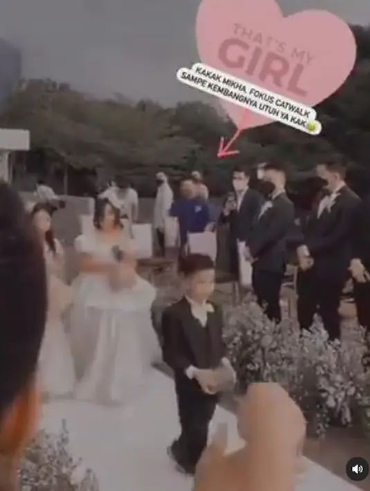 Mikha juga mengenakan gaun menawan bernuansa putih sambil membawa keranjang bunga. (Foto: Instagram/ Nia Ramadhani Update).