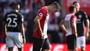 Gelandang Southampton, Oriol Romeuc, tampak lesu usai kalah dari Manchester United pada laga Premier League di Stadion St Mary's, Sabtu (23/9/2017). Manchester United menang 1-0 atas Southampton. (AFP/Glyn Kirk)