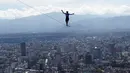 Aksi nekat Alexander Schultz berjalan di antara dua gedung tertinggi Mexico City menggunakan tali pada ketinggian 246 meter di Meksiko, 4 Desember 2016. Schultz butuh lima kali usaha menaklukkan tali sepanjang 217 meter itu. (REUTERS/Stringer)
