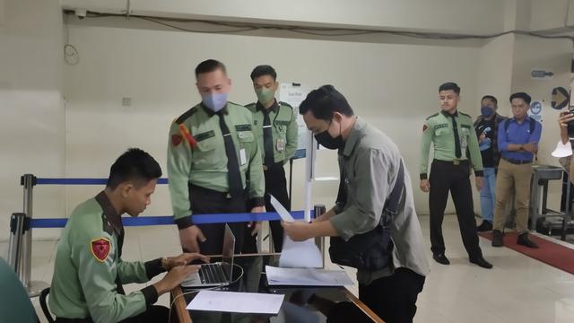 Anggota satuan pengamanan dalam (pamdal) jaga ketat akses masuk kantor DPRD DKI Jakarta usai penggeledahan KPK