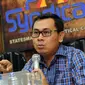 Pengamat CITA Yustinus Prastowo (kanan) memberikan keterangan saat diskusi bersama PARA Syndicate di Jakarta, Jumat (22/4/2016). Diskusi membahas RUU Tax Amnesty vs Skandal Panama Papers: Quo Vadis Reformasi Pajak. (Liputan6.com/Helmi Fithriansyah)