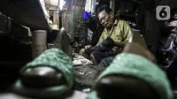 Pekerja menyelesaikan pembuatan sepatu di industri rumahan daerah Kuningan, Jakarta Selatan, Jumat (22/1/2020). Pemerintah terus berupaya mendorong pemulihan UMKM melalui Program Banpres Produktif Usaha Mikro atau BLT UMKM. (Liputan6.com/Johan Tallo)