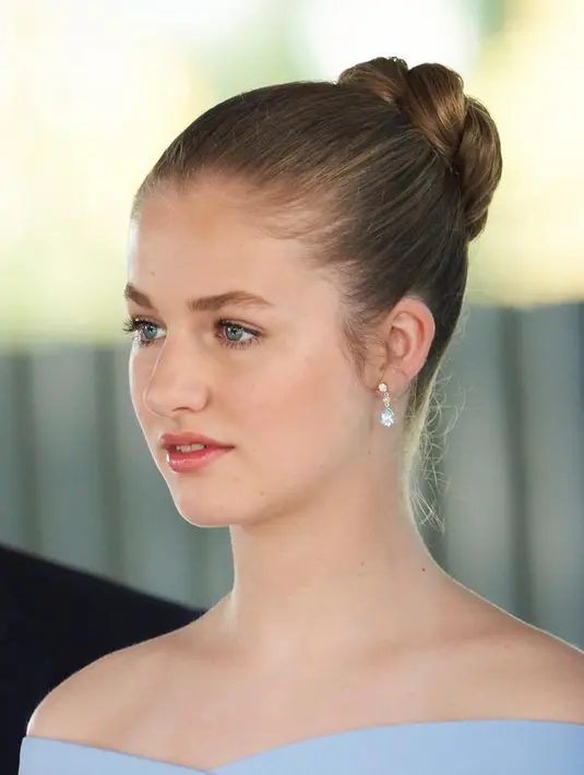 Tampil formal di acara penghargaan Yayasan Princess of Girona pada 4 Juli 2022 dengan rambut cepol, Putri Leonor sukes membuat decak kagum publik. Pemegang gelar Putri Asturias ini pun sempat menyampaikan pidato di depan para hadirin. (Liputan6.com/IG/@josegegundez)