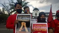 Muhammad Aris, anggota Federasi Serikat Buruh Militan (F-Sebumi), beserta anak dan istri turut aksi di depan Gedung Sate, Kota Bandung, pada Hari Buruh Internasional atau May Day, 1 Mei 2021. (Dikdik Ripaldi/ Liputan6.com)