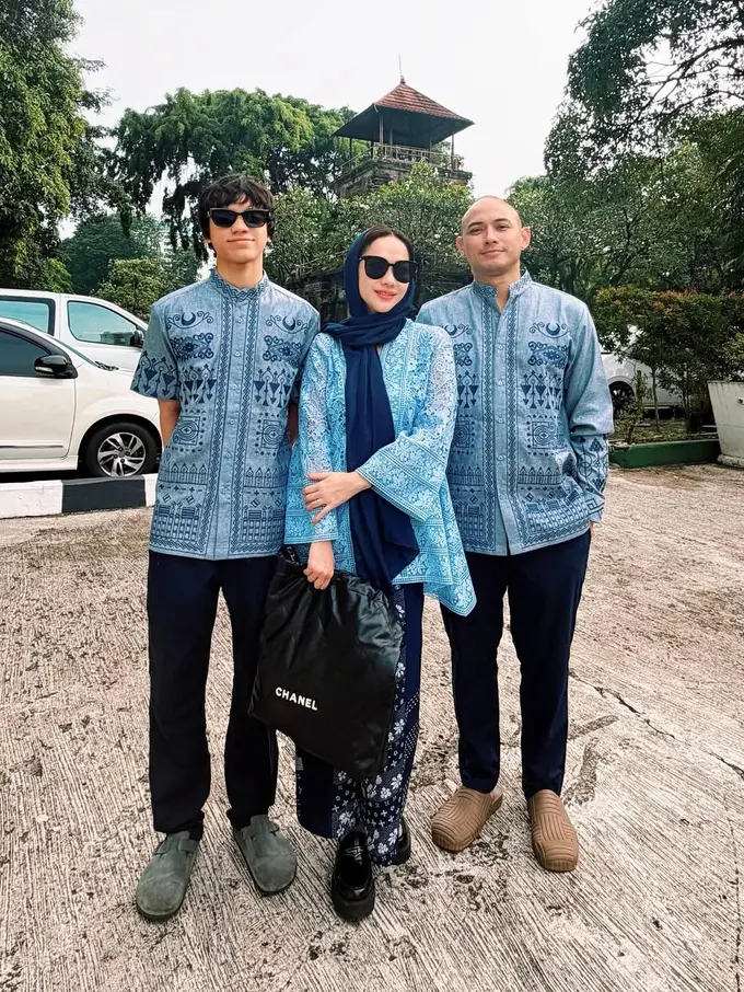 Gaya Keluarga BCL di Lebaran 2026, Biru Elegan hingga Sarimbit Full Pattern yang Statement