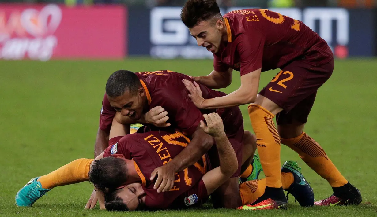 Para pemain AS Roma, merayakan gol Kostas Manolas  saat melawan Inter Milan pada lanjutan Serie A Italia di Stadion Olympico, Roma, Senin (3/10/2016) dini hari WIB. (REUTERS/Max Rossi)