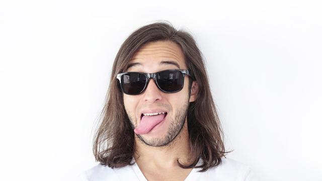 Ilustrasi menjulurkan lidah