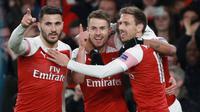 Gelandang Arsenal, Aaron Ramsey berselebrasi dengan rekan setimnya setelah mencetak gol ke gawang Napoli pada leg pertama perempat final Liga Eropa di Stadion Emirates, Kamis (11/4). Arsenal mendekatkan diri ke semifinal setelah berhasil mengalahkan Napol