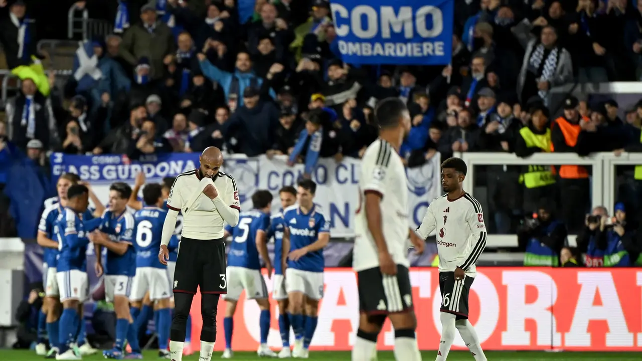 Pemain Manchester United tertunduk lesu usai kalah dari Como