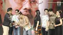 Menpora Imam Nahrawi  memberikan piala kepada Laskar Sungai dalam Kategori best directing saat ajang Liputan6 Award 2018 di SCTV Tower, Jakarta, Minggu (20/5). (Liputan6.com/Herman Zakharia)