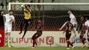 Dalam lima pertandingan di Piala Menpora 2021, Hilman Syah baru kebobolan tiga gol dan mampu mencatatkan tiga clean sheet. Hilman Syah dikenal lincah dalam memotong bola-bola udara dan andal dalam menggagalkan tendangan bola penalti. (Foto: Bola.com/Ikhwan Yanuar)