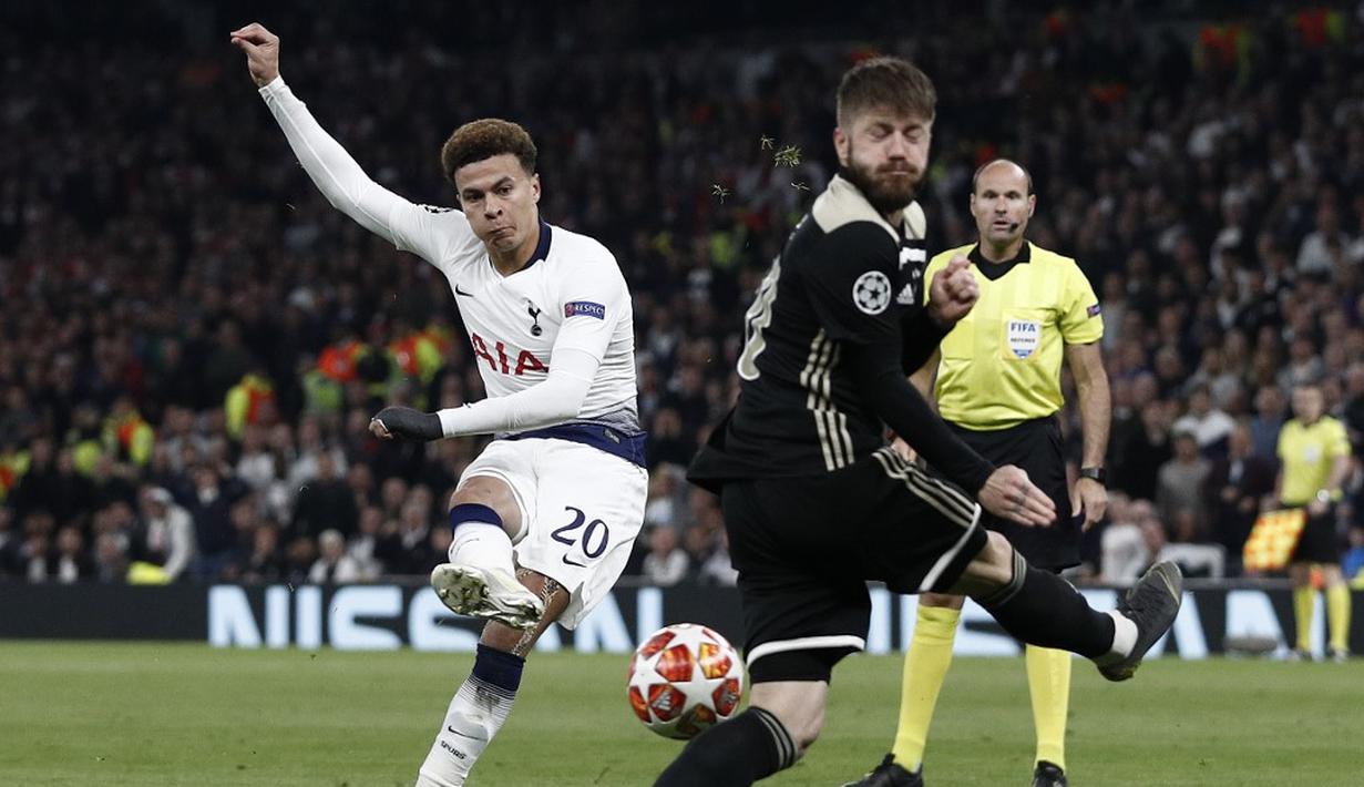 Dele Alli elepaskan tendangan ke gawang Ajax pada leg 1, Semifinal Liga Champions yang berlangsung di Stadion Tottenham Hotspur, London, Rabu (1/5). Ajax menang 1-0 atas Tottenham Hotspur. (AFP/Emmanuel Dunand)