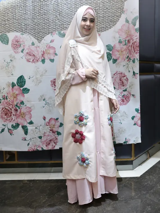 Menghadapi segala godaan yang datang, Risty terus belajar dan berusaha memenuhi syarat-syarat berhijab sesuai dengan ajaran agama. Ia juga menyakini bahwa rezeki tidak akan tertukar meskipun ia berhijab. (Galih W. Satria/Bintang.com)