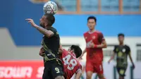 Pemain Barito Putera, Aleksandar Rakic (kiri) mengontrol bola dibayangi pemain PSM Makassar, Arfan dalam laga pekan ke-5 BRI Liga 1 2021/2022 di Stadion Wibawa Mukti, Cikarang, Senin (27/9/2021). Barito Putera menang 2-0. (Bola.com/Ikhwan Yanuar)