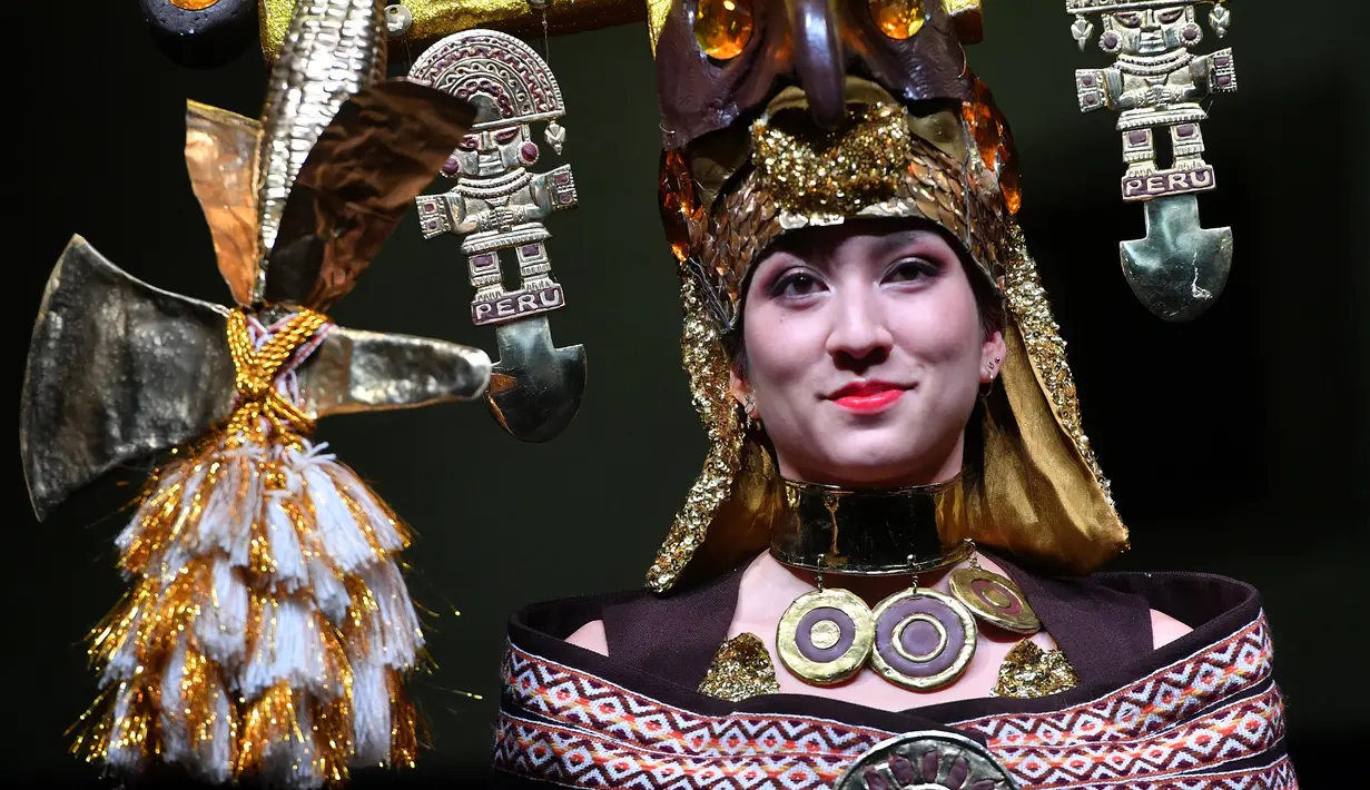 Seorang model memamerkan gaun yang terbuat dari cokelat selama Chocolate Fair di Brussels, Belgia, Kamis (21/2). Pameran ini bertema 'Taste and naturality: Nature offers something to suit all'. (EMMANUEL DUNAND/AFP)