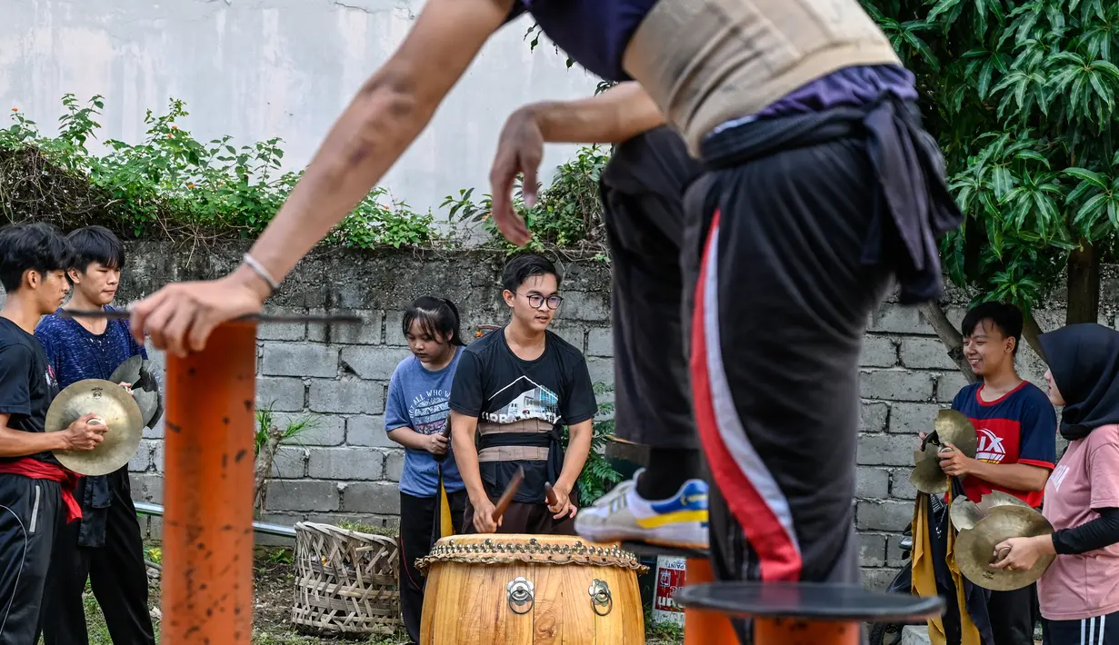 Pemain Barongsai mengikuti latihan persiapan menyambut perayaan Tahun Baru Imlek di Banda Aceh, Sabtu (21/1/2020). Perayaan Imlek tahun ini  jatuh pada hari Minggu, tanggal 22 Januari 2023.(Chaideer Mahyuddin/Agence France-Presse/AFP)