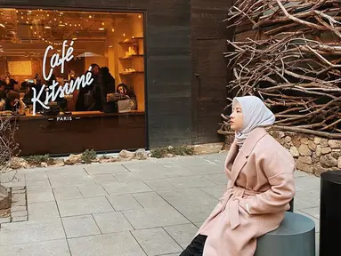 Natasha Rizky Pradita, seleb cantik Tanah Air yang selalu dinanti-nantikan gaya penampilannya. Ia selalu terlihat fashionable di berbagai momen. Seperti saat nongkrong di Cafe Kitsune di Paris, Prancis. Dengan style warna kalem, istri dari Desta ini tampak menawan. (Liputan6.com/IG/@natasharizkynew)