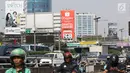 Sejumlah kendaraan melintas dekat papan reklame di Jalan Gatot Subroto, Jakarta, Rabu (20/9). Pemerintah Provinsi DKI Jakarta bakal membongkar bangunan reklame yang masa izinnya sudah kedaluwarsa. (Liputan6.com/Immanuel Antonius)