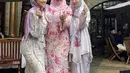 Berfoto bersama Siti Nurhaliza, Ayana tampol dengan atasan dan skirt motif dan warna serasi.  Dipadukam kerudung segi empatnya. Credit: Instagram (@xolovelyayana)