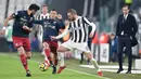Pemain Juventus, Gonzalo Higuain (kanan) berusaha meleawati kepungan dua pemain Genoa pada lanjutan Serie A di Allianz stadium, Turin, (22/1/2018). Juventus menang tipis 1-0. (Alessandro Di Marco/ANSA via AP)