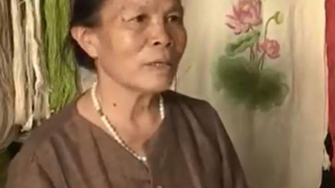 Phan Thi Thuang, penenun asal Vietnam yang manfaatkan serat batang teratai sebagai material busana. (dok. screenshot Twitter @SCMPNews)