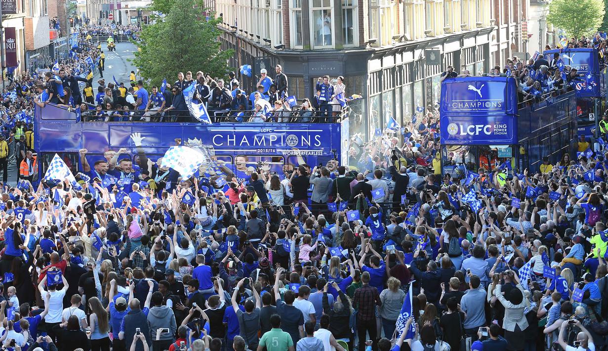 Ribuan Fans turun ke jalan saat memeriahkan parade juara Liga Inggris 2015/2016 di Leicester, Inggris, (16/5/2016). (AFP/Paul Ellis)