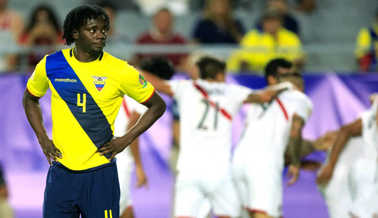 Pemain Ekuador, Juan Carlos Paredes hanya menatap selebrasi gol para pemain Peru pada babak penyisihan grup B Copa America Centenario 2016 di Stadion University of Phoenix, Arizona, AS, (9/6/2016) WIB. (Mandatory Credit: Allan Henry-USA TODAY Sports)