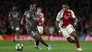 Tertinggal 0-1, Real Madrid berupaya bangkit dan mencoba mengatasi tekanan tinggi dari tuan rumah, Arsenal. (Adrian Dennis/AFP)