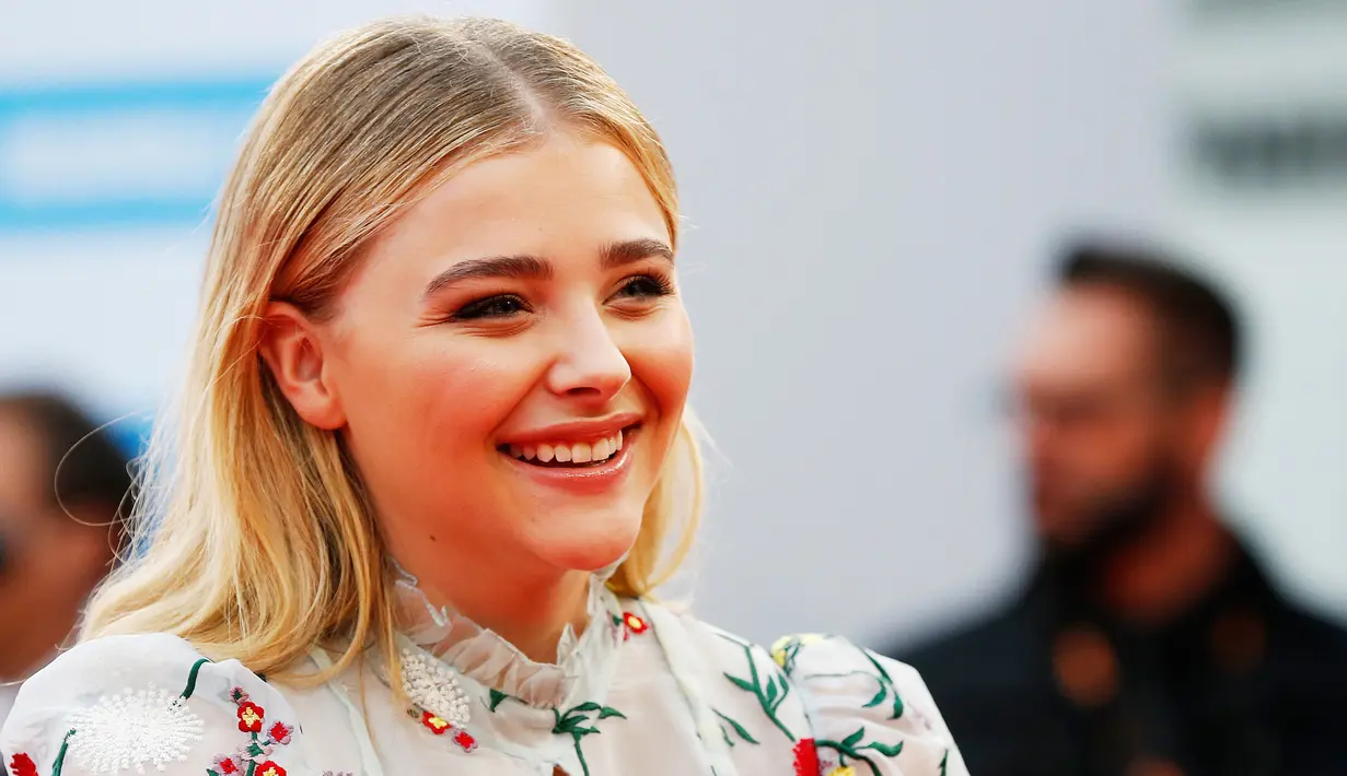 Chloe Grace Moretz tersenyum saat menghadiri pembukaan Festival Film Deauville American di Prancis, (2/9). Chloe tampil cantik dengan gaun menerawang bermotif bunga bunga. (AFP PHOTO/CHARLY TRIBALLEAU)