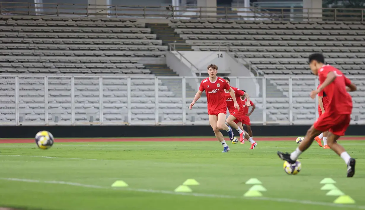 Laga ini merupakan momen debut bagi pelatih baru Indonesia, John Herdman. Tampak dalam foto, para pemain Timnas Indonesia menggelar sesi latihan resmi jelang melawan Saint Kitts and Nevis pada laga perdana FIFA Series 2026 di Stadion Madya, Kompleks Gelora Bung Karno, Jakarta, Kamis (26/3/2026). (Bola.com/M Iqbal Ichsan)