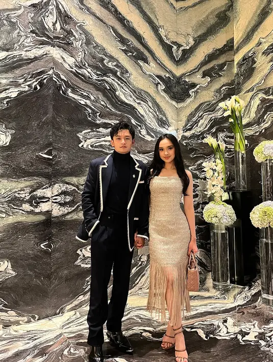 Randy Martin tampil begitu gagah dengan setelan serba hitam yang dihiasi aksen putih di bagian blazer. Potongan rapi dengan sentuhan modern membuat penampilannya terlihat klasik namun tetap stylish.  [@lyodraofficial/@randymartinnn].