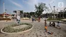 Anak-anak bermain di taman Stasiun Manggarai, Jakarta, Kamis (30/9/2021). Pemrov DKI Jakarta terus menggebut proyek revitalisasi atau penataan kawasan Stasiun Manggarai. (merdeka.com/Iqbal S. Nugroho)