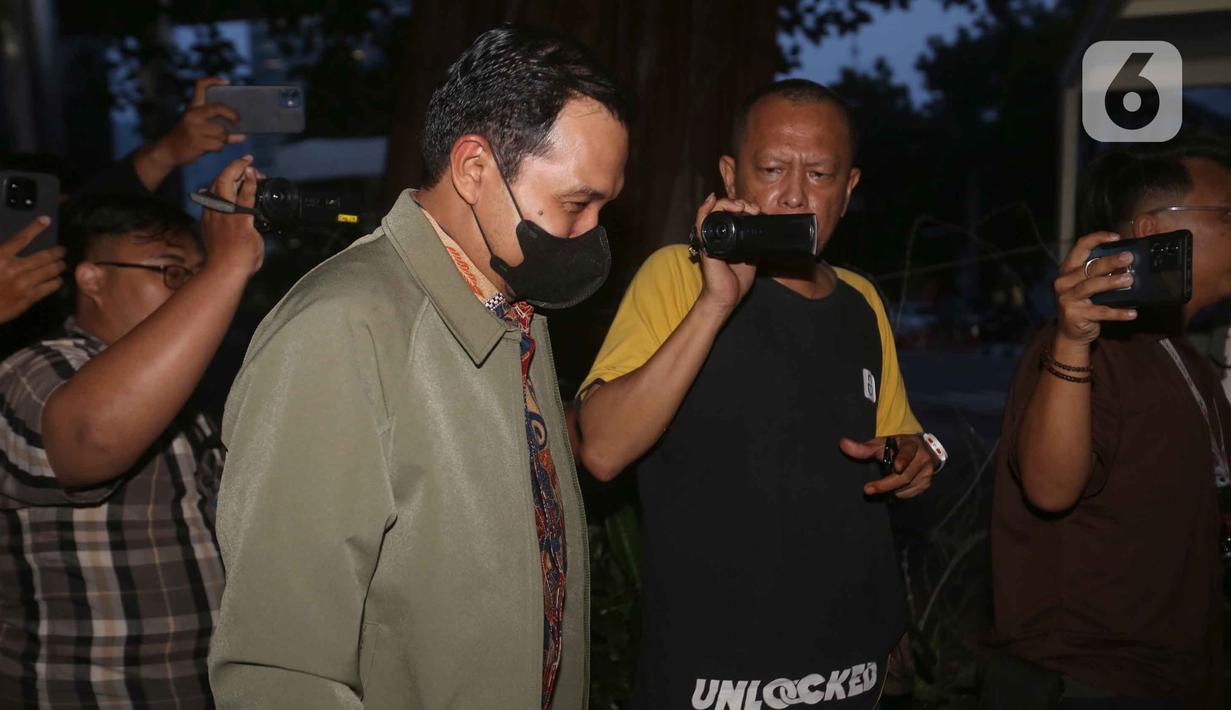 Pelaksana Tugas (Plt) Wali Kota Madiun, F. Bagus Panuntun, berjalan meninggalkan Gedung Merah Putih Komisi Pemberantasan Korupsi (KPK), Jakarta, usai menjalani pemeriksaan, Senin (11/5/2026). (Liputan6.com/Helmi Fithriansyah)