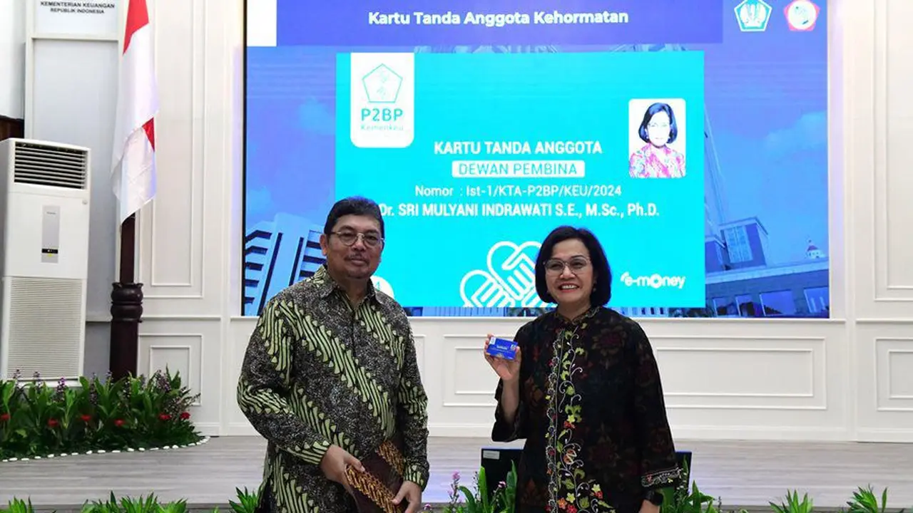 Menteri Keuangan (Menkeu) Sri Mulyani melantik Hadiyanto sebagai ketua dewan Pembina Persatuan Purnabakti (P2PB) pegawai di lingkungan Kementerian Keuangan. (Dok Kemenkeu)