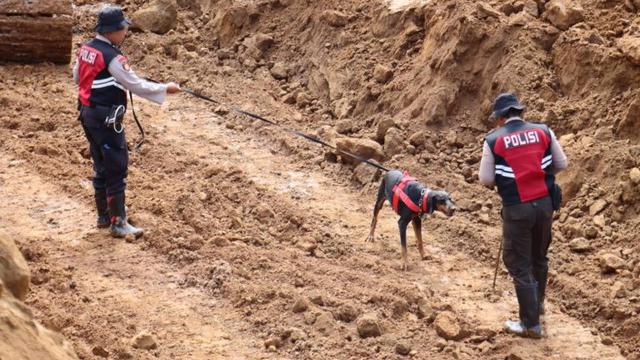 Polres Lumajang kerahkan Unit K9 cari korban tanah longsor  (Istimewa)