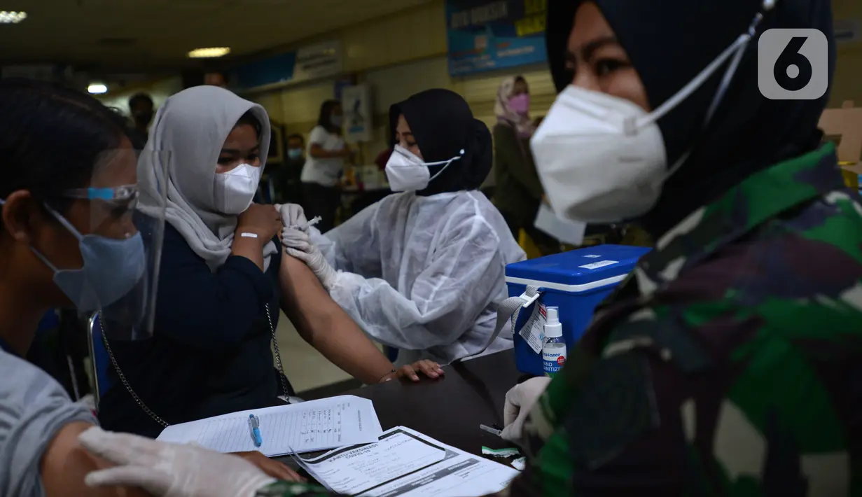 Warga menjalani vaksinasi COVID-19 di Plaza Pondok Gede, Bekasi, Jawa Barat, Selasa (27/7/2021). Vaksinasi yang digelar TNI AU bersama Pemkot Bekasi ini berlangsung selama dua hari dengan menargetkan 5.000 warga Bekasi dan sekitarnya. (merdeka.com/Imam Buhori)