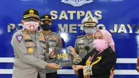 Deputi Pelayanan Publik Kementerian PAN-RB Diah Natalisa (kanan) memberikan buku Top 45 Pelayanan Publik kepada Kakorlantas Polri Irjen Istiono, saat mengunjungi Satpas SIM Polda Metro Jaya di Jalan Daan Mogot Raya, Jakarta, Kamis (4/6/2020). (Ist)