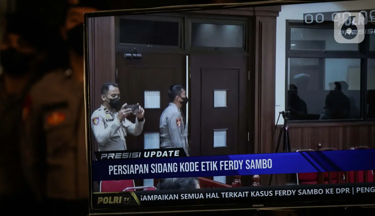 Sebuah layar TV menampilkan sidang kode etik mantan Kadiv Propam Irjen Ferdy Sambo terkait kasus pembunuhan berencana terhadap Brigadir J alias Nofryansyah Yoshua Hutabarat di Gedung TNCC Mabes Polri, Jakarta, Kamis (25/8/2022). Sidang etik Ferdy Sambo yang digelar secara tertutup ini turut menghadirkan sejumlah saksi. (Liputan6.com/Faizal Fanani)
