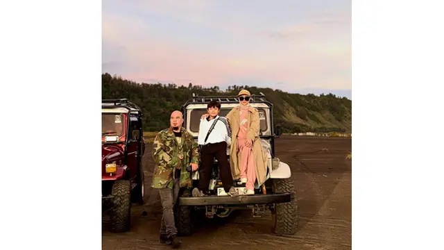 5 Gaya Kasual Mulan Jameela saat Liburan di Bromo, Outer dan Topi Visor Senada