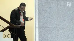 Wali Kota Tasikmalaya Budi Budiman menaiki anak tangga menuju ruang pemeriksaan di gedung KPK, Jakarta, Selasa (14/8). Budi diperiksa sebagai saksi terkait dugaan suap APBN-P tahun 2018.merdeka.com/dwi narwoko. (Merdeka.com/Dwi Narwoko)