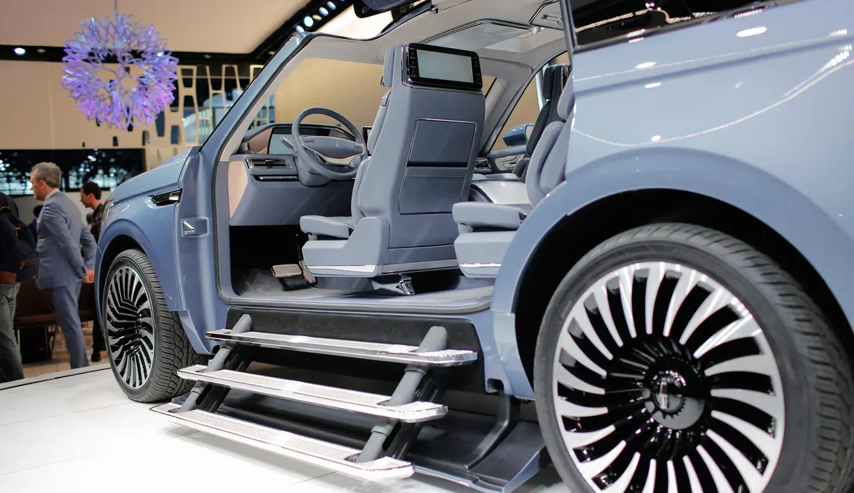 Tiga buah anak tangga terlihat pada masing-masing pintu masuk kiri dan kanandalam mobil konsep Lincoln Navigator pada New York International Auto Show 2016 di Manhattan, New York (23/3). (REUTERS/Eduardo Munoz)