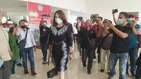 Rabu (3/2/2021), wanita yang berprofesi sebagai dokter ini datang ke kantor wakil rakyat untuk memenuhi panggilan Badan Kehormatan DPRD Provinsi Sulut.