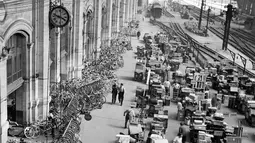 Layanan bagasi dipenuhi dengan sepeda dan koper di Stasiun Kereta Api Austerlitz, Paris, Prancis, 1 Agustus 1948. (INTERCONTINENTALE/AFP)