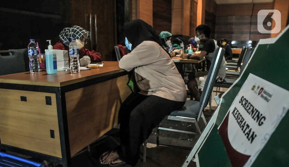 Petugas melakukan screening terhadap warga saat pelaksanaan vaksinasi COVID-19 di Jakarta Islamic Center, Koja, Jakarta Utara, Selasa (7/9/2021). Situs covid-19.go.id mencatat, vaksinasi COVID-19 di Indonesia mencapai 32,1 persen dari total sasaran 208 juta jiwa. (merdeka.com/Iqbal S. Nugroho)
