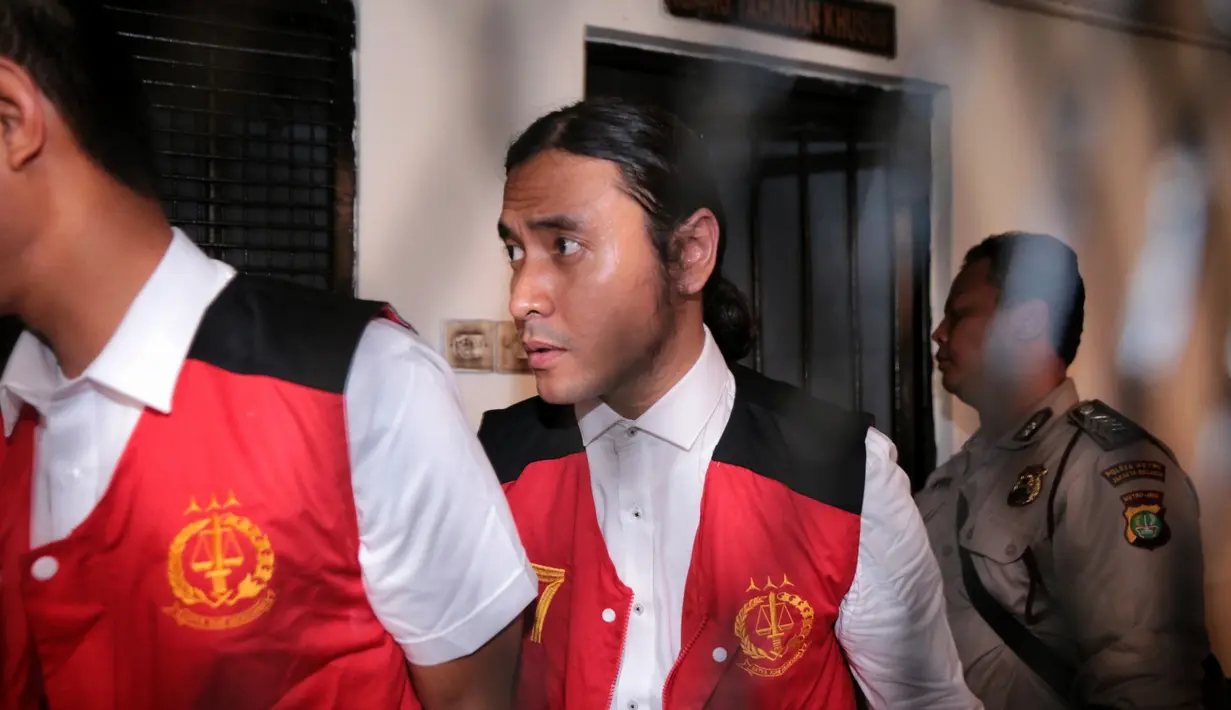 Ditangkap karena kasus narkotika pada beberapa bulan lalu, penyanyi tampan Marcello Tahitoe akhirnya menjalani sidang perdananya. Namun sayangnya, sang kekasih, Aurelie Moeremans tak menemaninya. (Adrian Putra/Bintang.com)