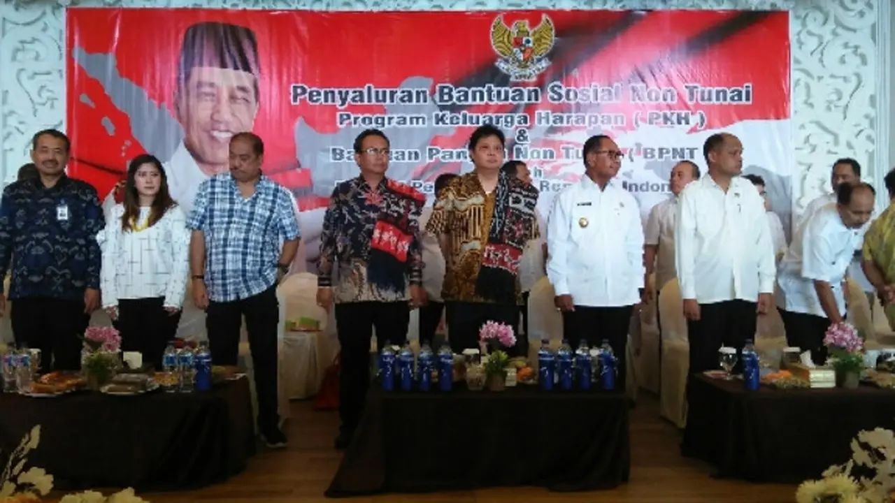 ementerian Sosial (Kemensos) telah menyalurkan dana Program Keluarga Harapan (PKH) dan Bantuan pangan non tunai (BPNT) tahap I 2019 di NTT. (Liputan6.com/Ola Keda)
